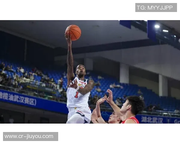 奎因昨日表现抢眼贡献12分8板7助4断小乔丹鼓励他勇敢接受采访表扬